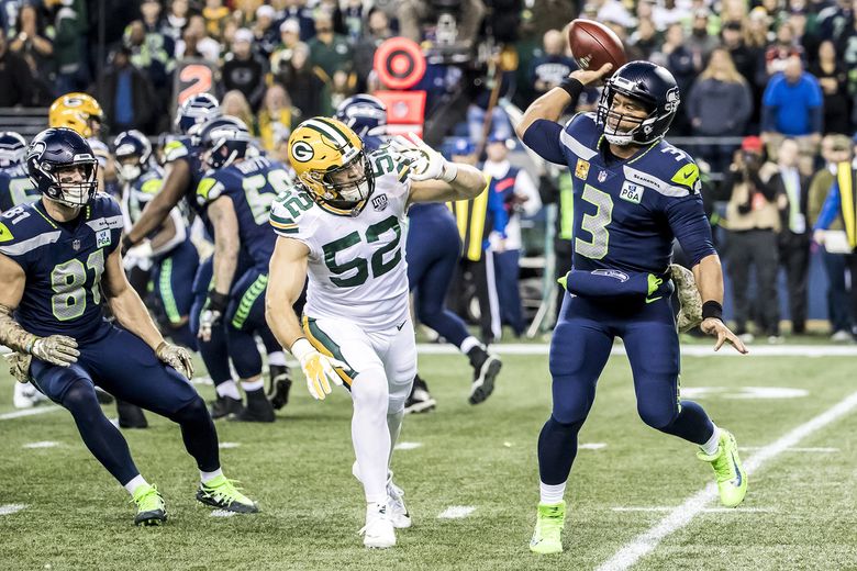 Marshawn Lynch (24) of the Seattle Seahawks catches a pass against the Green  Bay Packers in the NFC Championship game at CenturyLink Field in Seattle,  Washington on January 18, 2015. Photo by