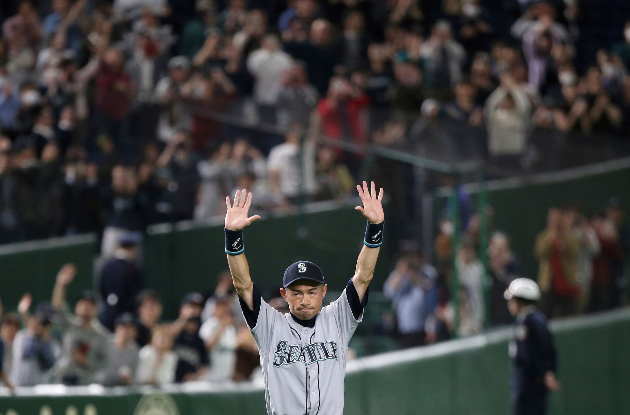 Watch: In Tokyo, retiring Ichiro Suzuki leaves field for final time