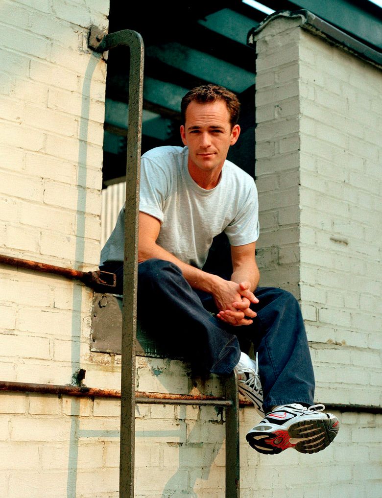 FILE – In this June 29, 2001 file photo, actor Luke Perry poses during an interview in New York. A publicist for Perry says the “Riverdale” and “Beverly Hills, 90210” star has died. He was 52. Publicist Arnold Robinson said that Perry died Monday, March 4, 2019, after suffering a massive stroke. (AP Photo/Leslie Hassler, File)