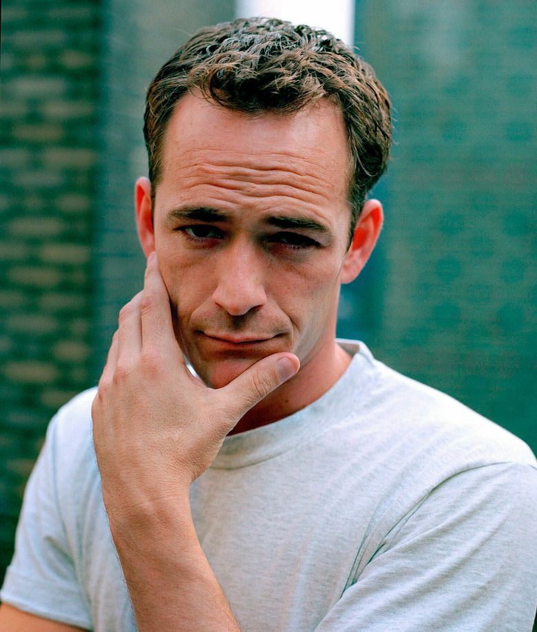 FILE – In this June 29, 2001 file photo, actor Luke Perry poses during an interview in New York. A publicist for Perry says the “Riverdale” and “Beverly Hills, 90210” star has died. He was 52. Publicist Arnold Robinson said that Perry died Monday, March 4, 2019, after suffering a massive stroke. (AP Photo/Leslie Hassler, File)