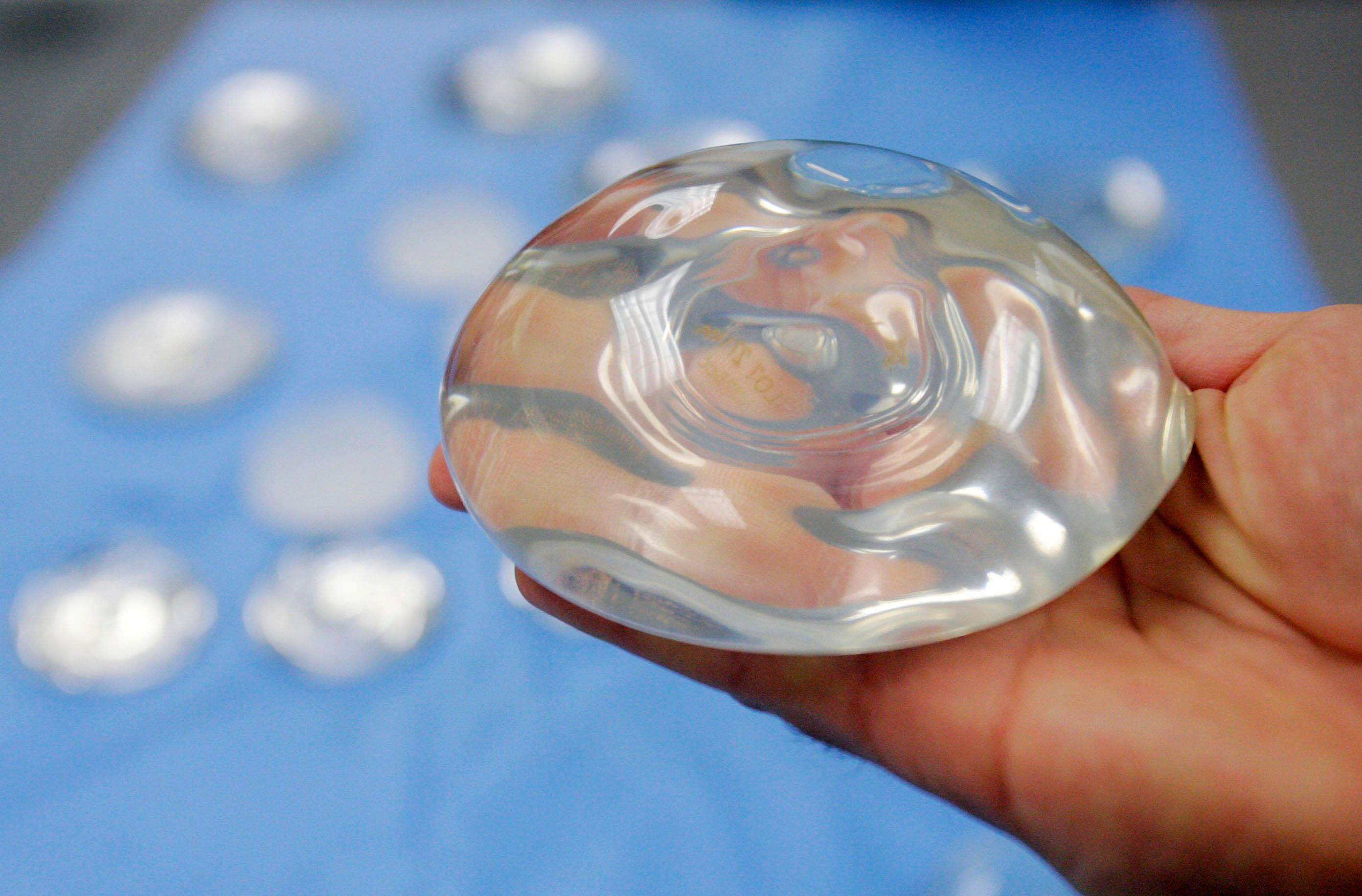 US experts Too soon to pull breast implants tied to cancer The