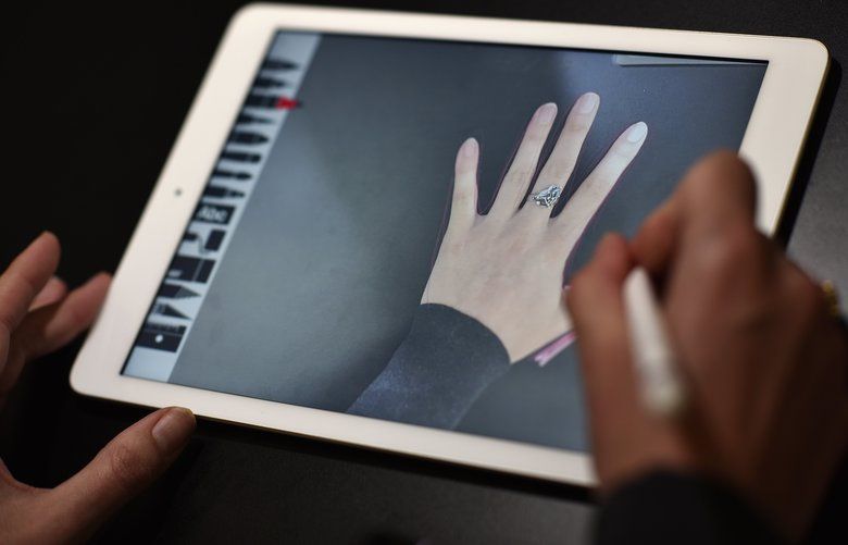 An attendee demonstrates a new Apple Inc. iPad and Apple Pencil in a technology lab during an event at Lane Technical College Prep High School in Chicago, Illinois, U.S., on Tuesday, March 27, 2018. Apple Inc. unveiled a low-cost iPad geared toward students to better compete with Google Chromebooks in the education market. Photographer: Christopher Dilts/Bloomberg 