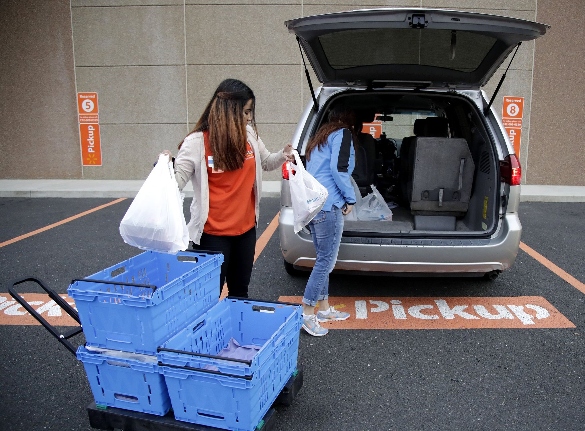 s Curbside Pickup at Whole Foods and Walmart's Compared