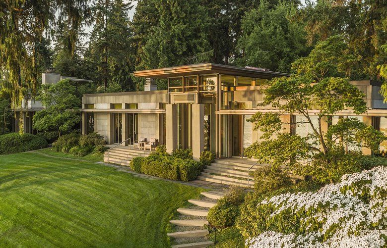 The Hunts Point mansion that once housed hundreds of millions of dollars worth of art has sold for $37.5 million, the most in recorded history for a house in Western Washington.