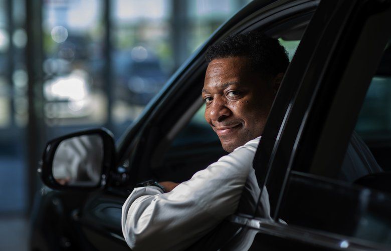 Robert King provided a ride to a Northwestern Hospital surgeon on Saturday night who was carrying a cooler full of organs to be transplanted after the doctor was involved in a car accident on Lake Shore Drive in Chicago. (Zbigniew Bzdak/Chicago Tribune/TNS)