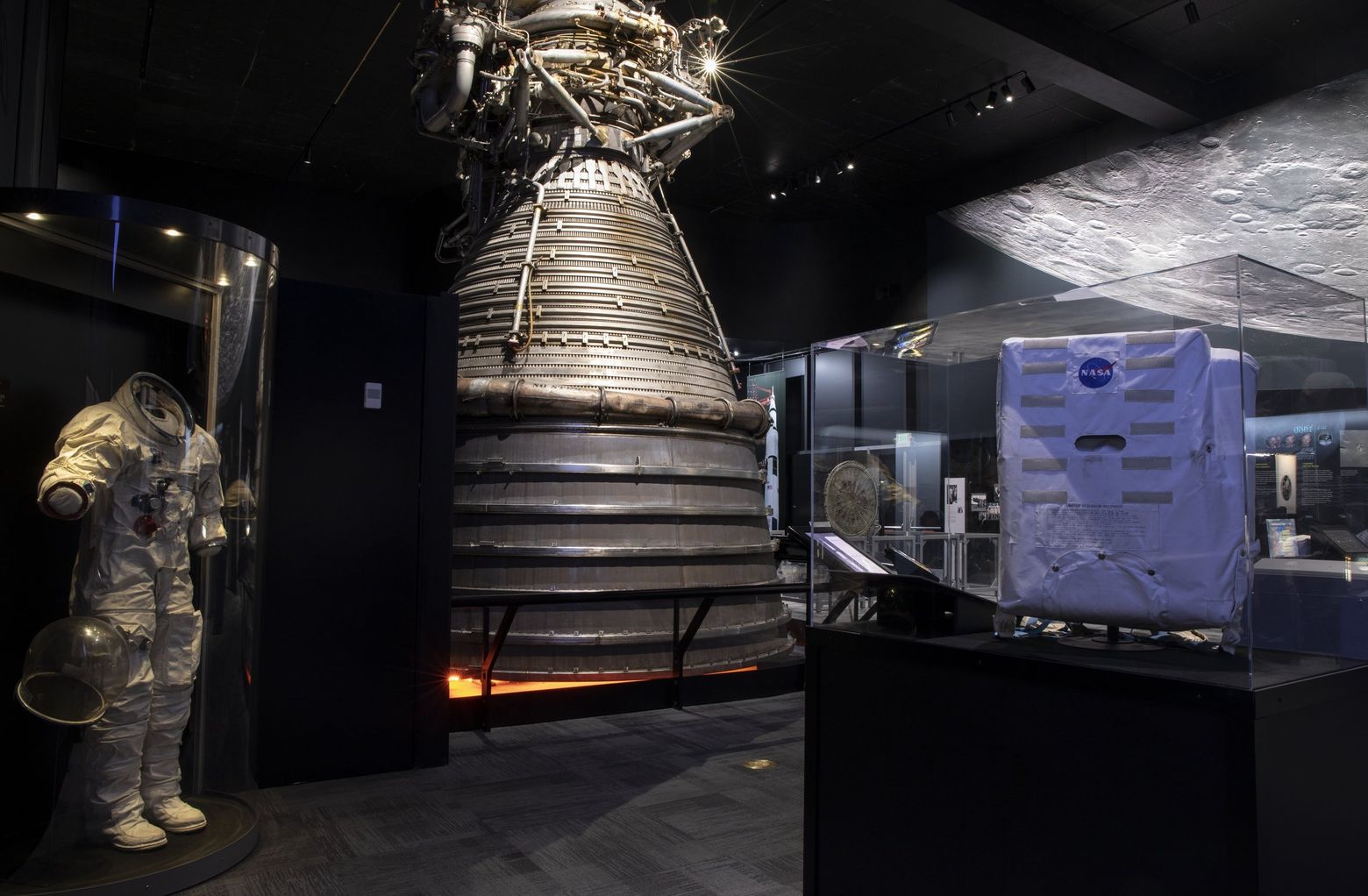 Destination Moon The Apollo 11 Mission Exhibit Splashes Down At The Museum Of Flight The Seattle Times