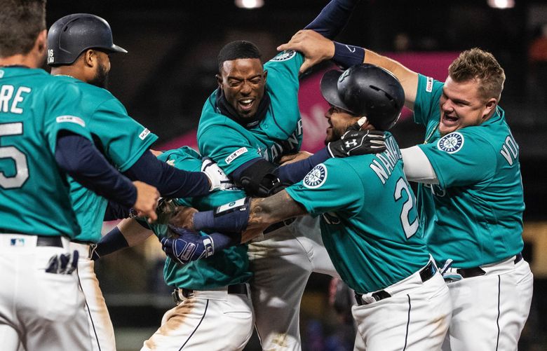 Mitch Haniger delivers winning run for Mariners on first pitch in