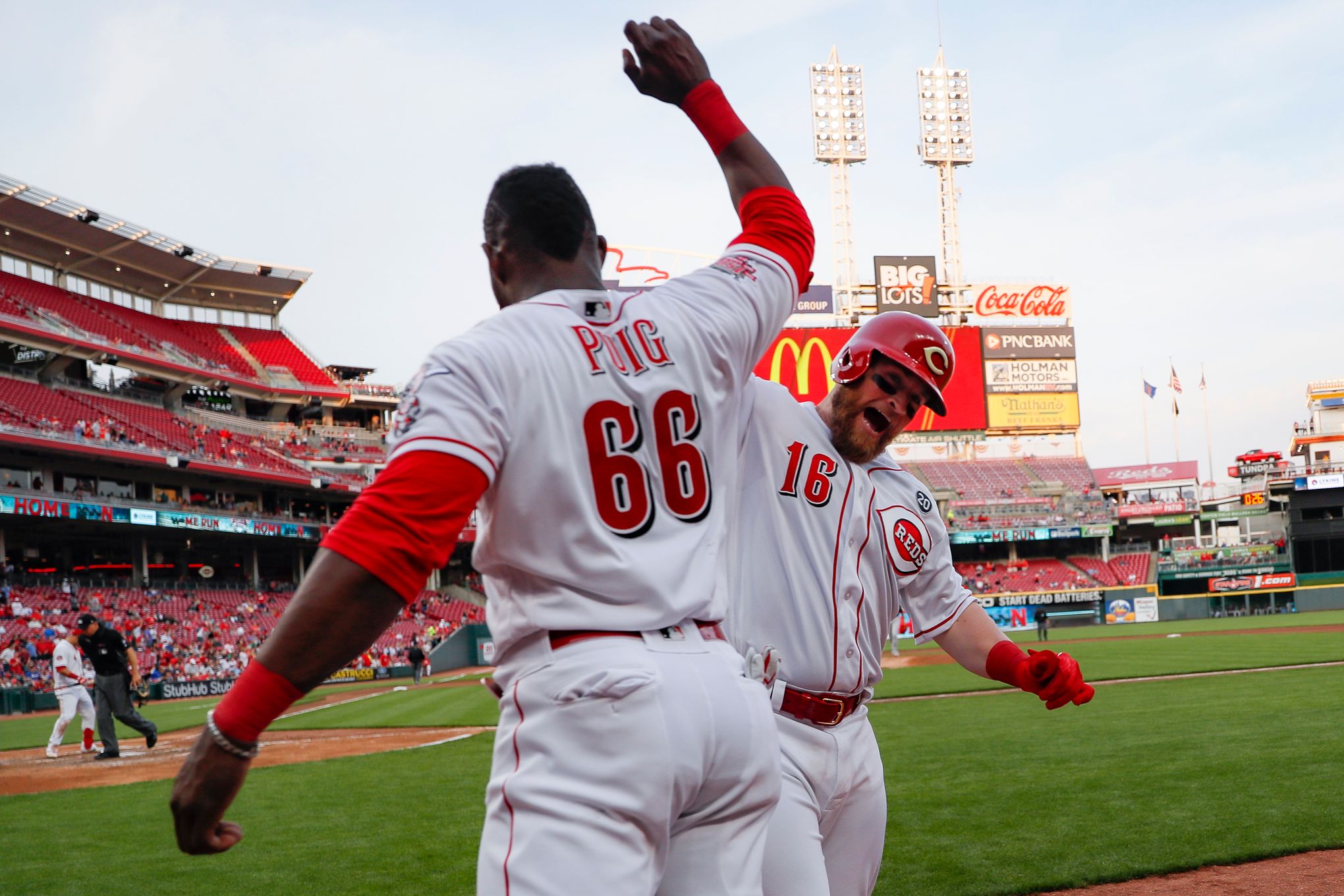 Puig's long homer helps Reds beat Braves 7-6