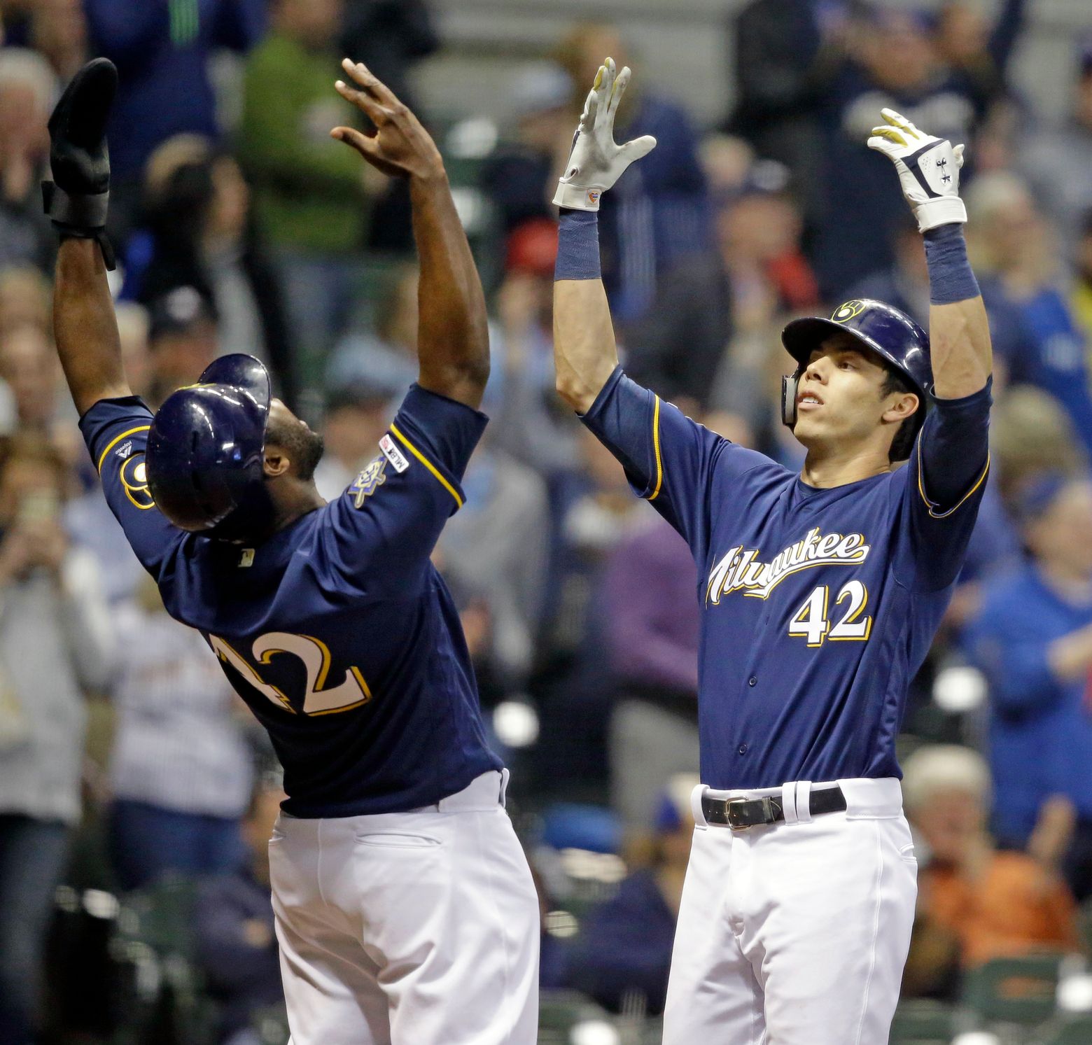 Contreras's 7th-inning double leads Brewers over Phillies 5-3