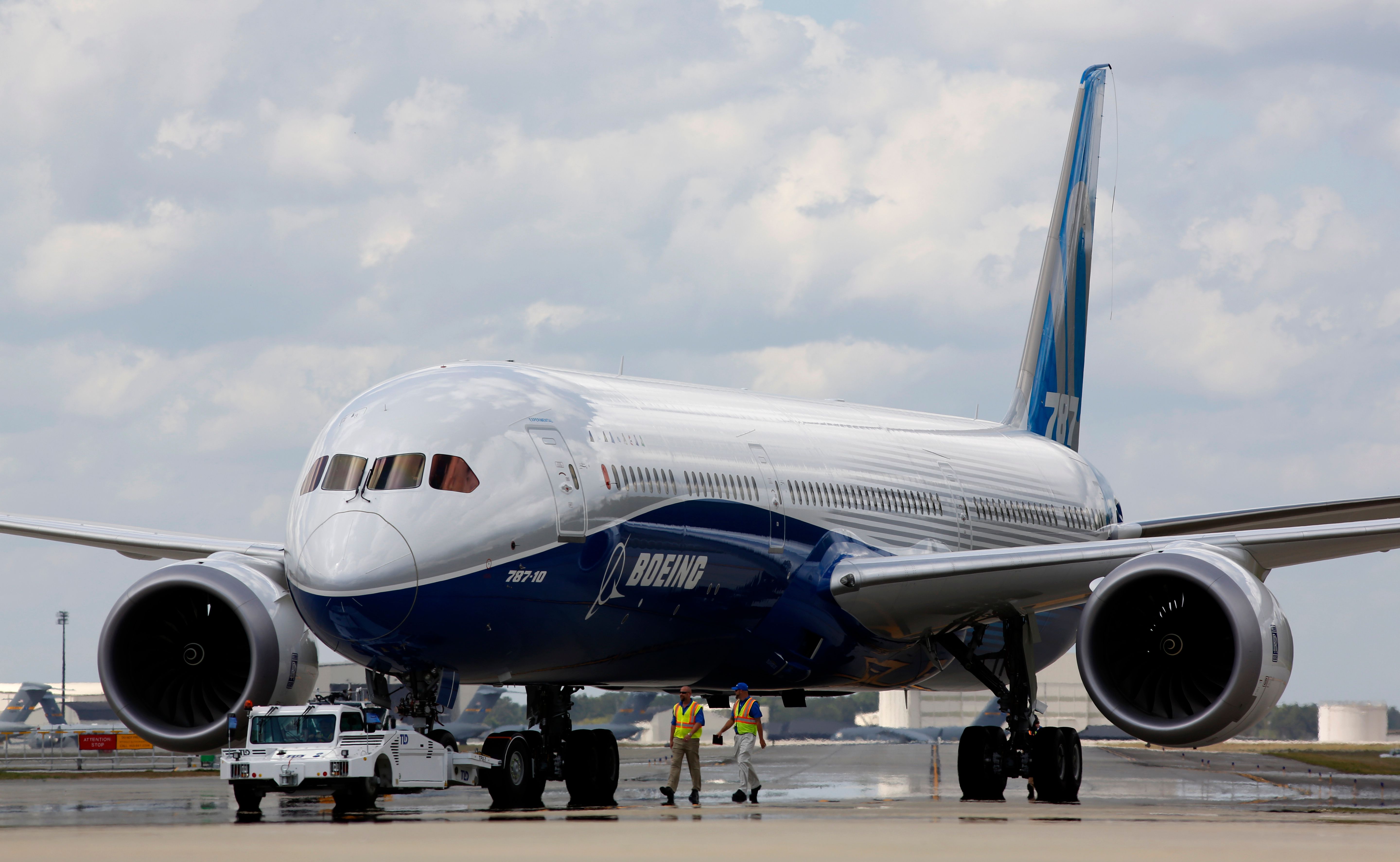 Singapore Airlines receives world's first Boeing 787-10