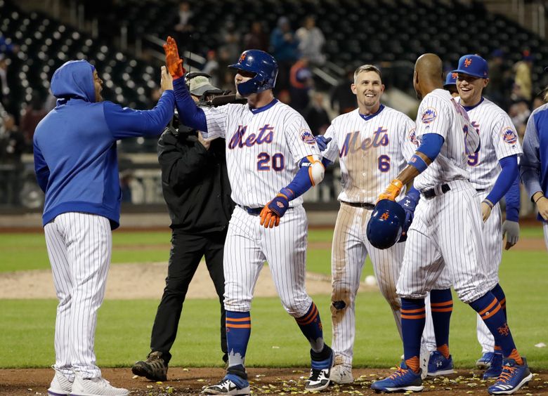 Mets' Jeff McNeil has baseballs thrown at him while playing outfield in  Cincinnati