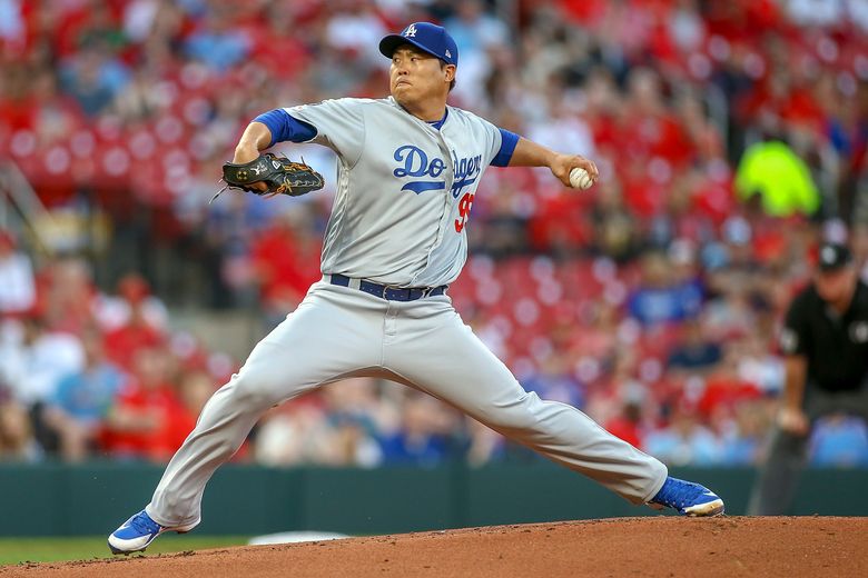 Dodgers' Ryu strains left groin against Cardinals