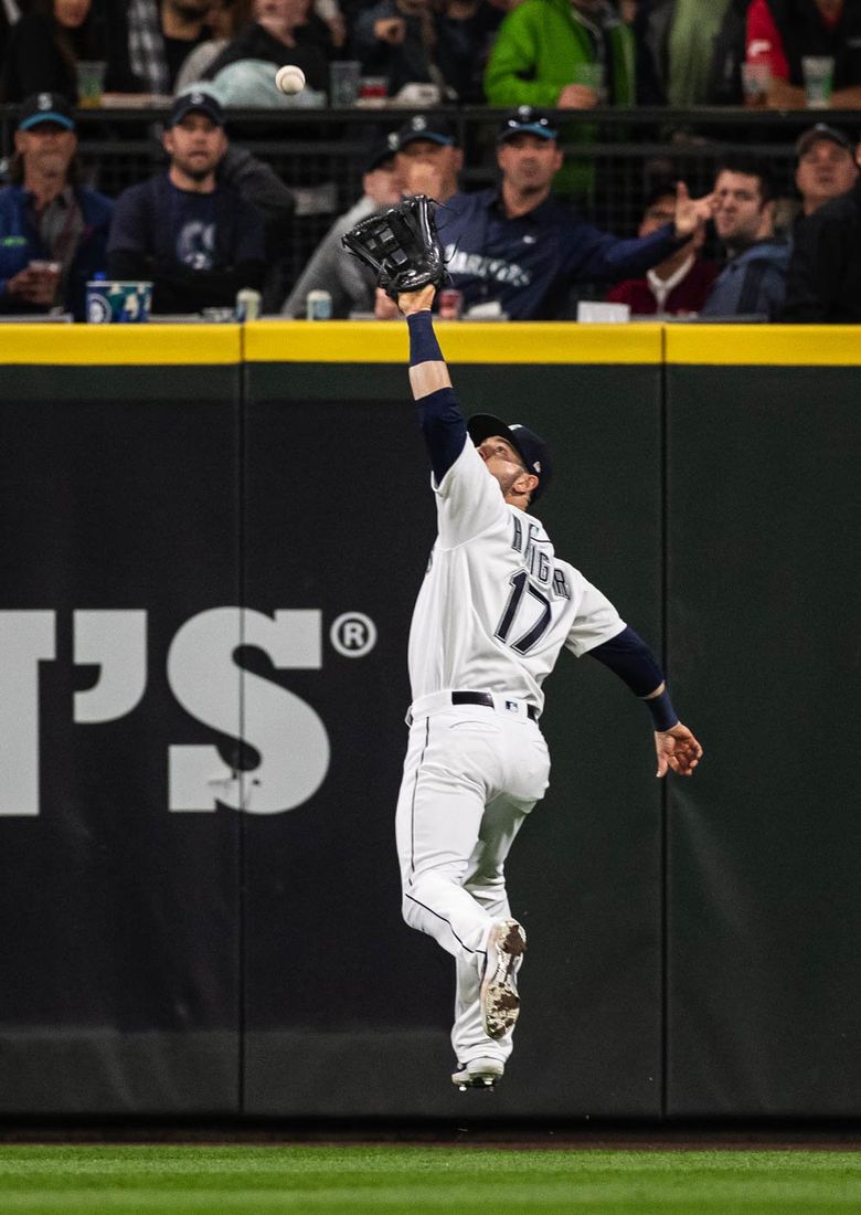 JP Crawford reacts to Daniel Vogelbach trying to stretch a single into a  double : r/baseball