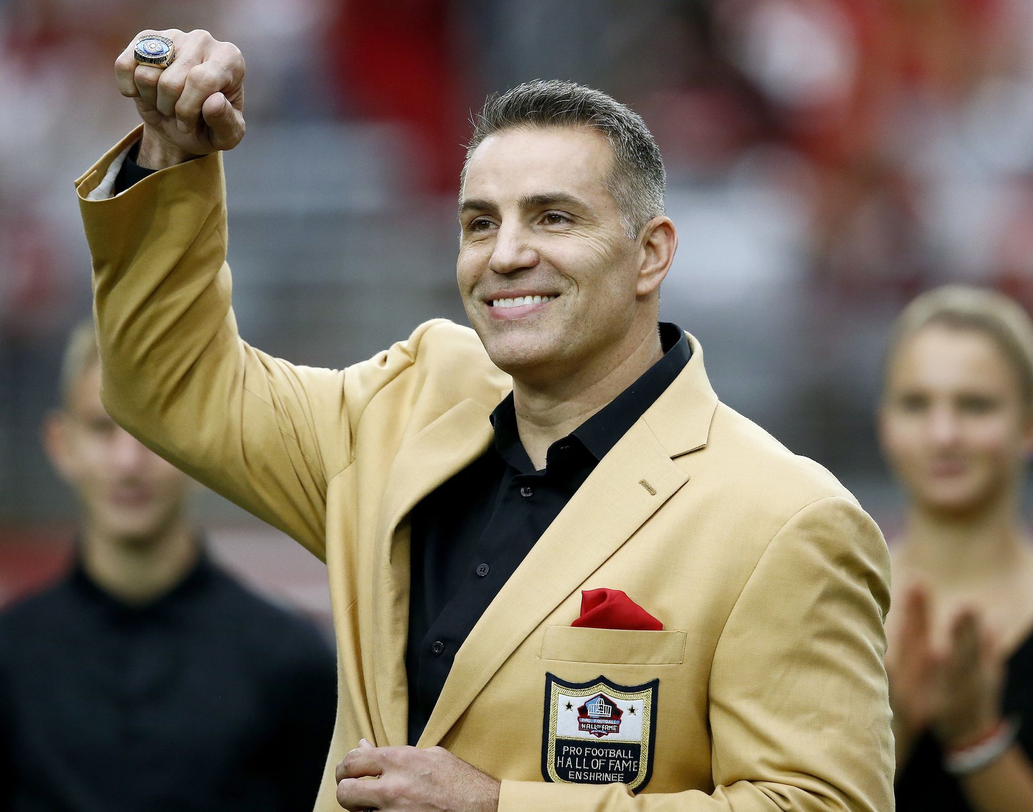 Arizona Cardinals quarterback Kurt Warner argues with a referee as