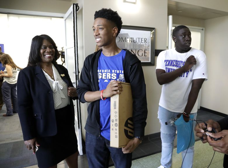 Homeless Tennessee student graduates as valedictorian with $3 million in  scholarship offers | The Seattle Times