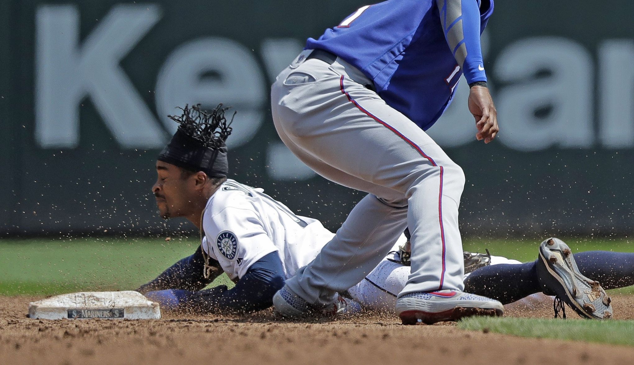 Mariners use long ball to inch closer to Rangers for first place