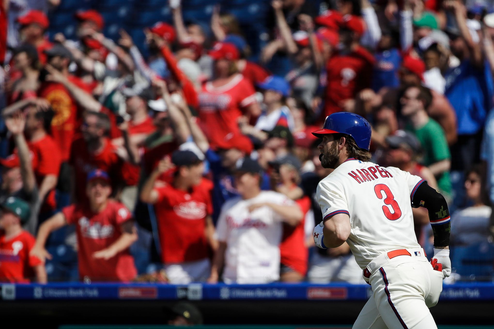 Harper, Phillies hold off Dodgers 2-1 to avoid sweep