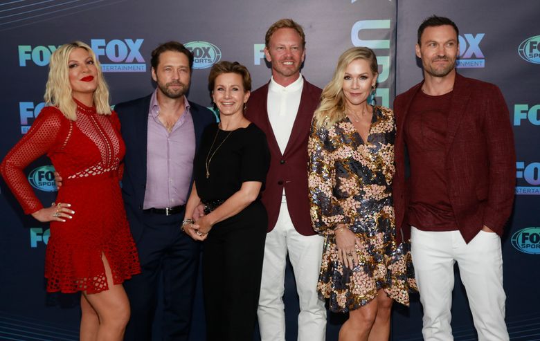 90210 cast photo red dress : r/BeverlyHills90210