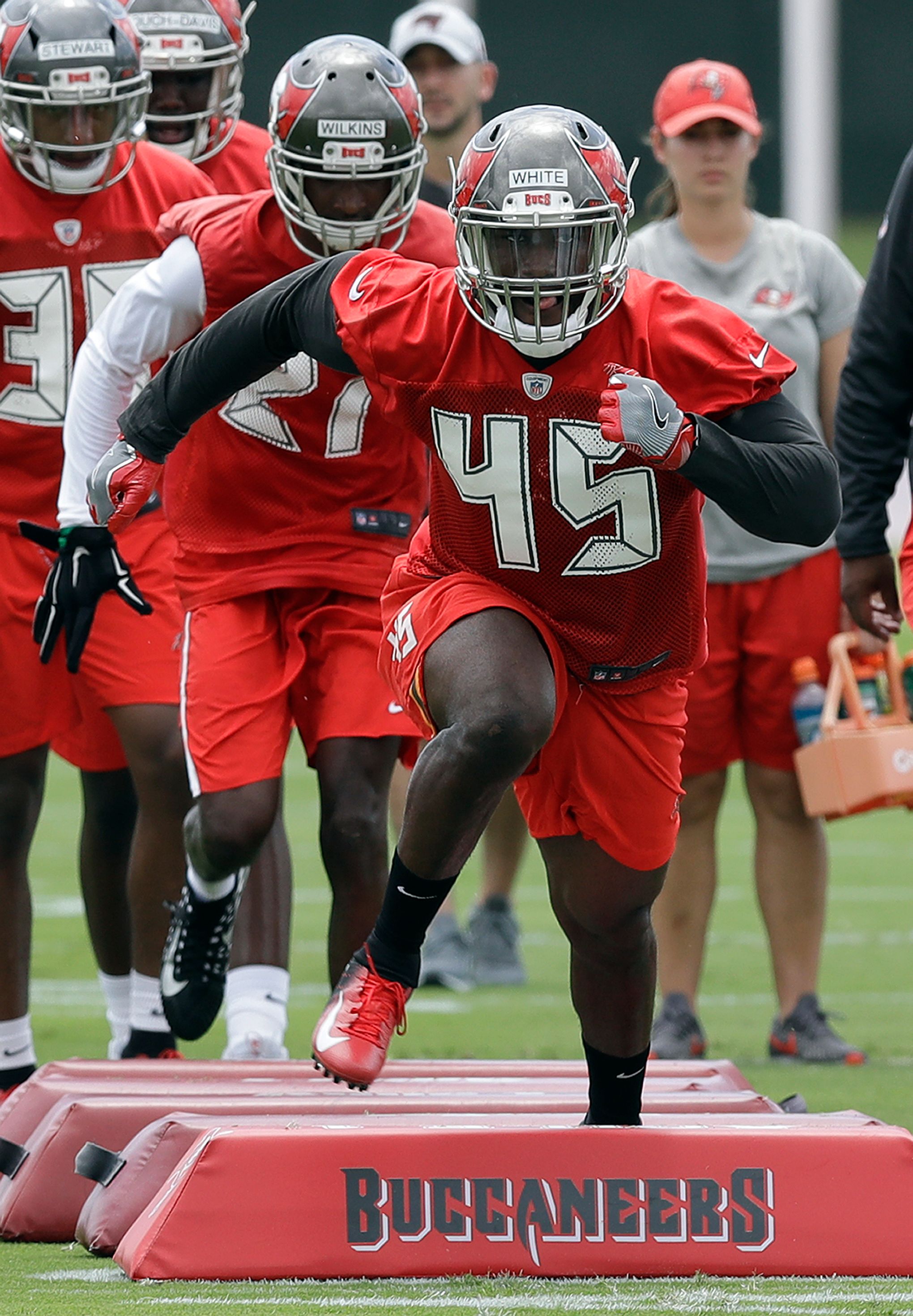 Bucs' 1st-round pick changes numbers, hits practice field