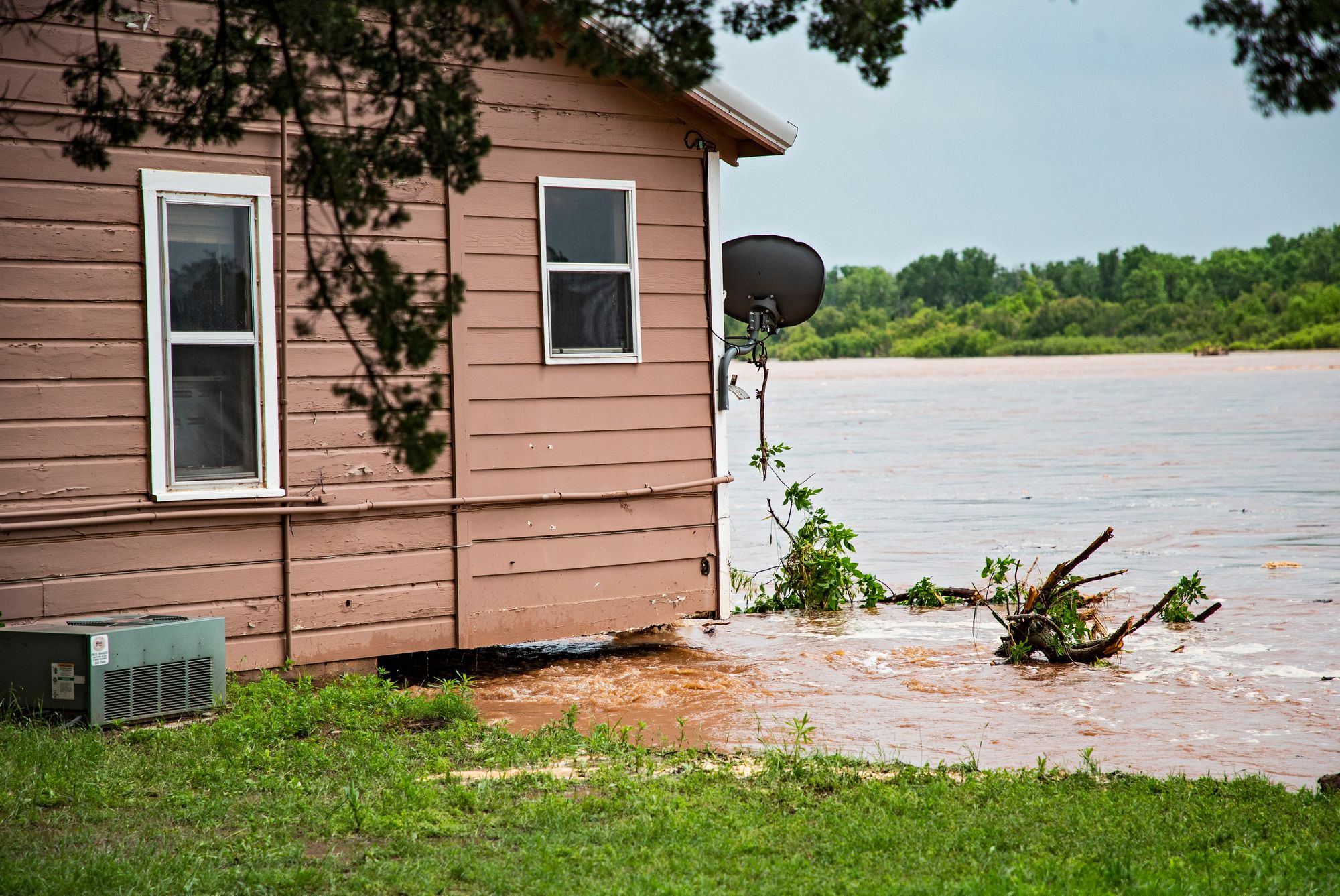 Runaway Barges Crash Into Oklahoma Dam And Quickly Sink | The Seattle Times