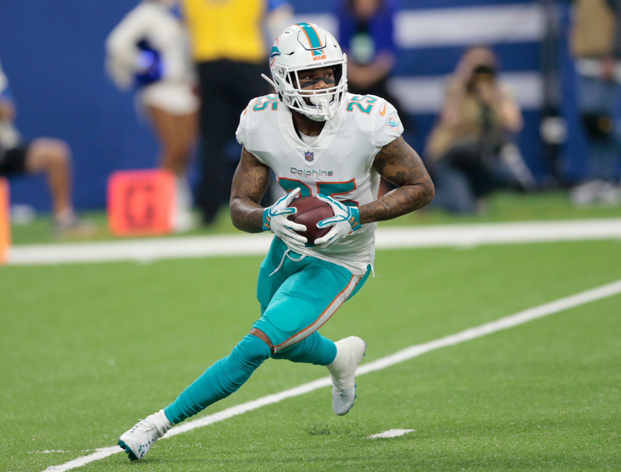 Dolphins CB Xavien Howard agrees to record contract extension