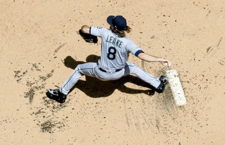 Mariners fall apart in 7th inning, swept away by Brewers