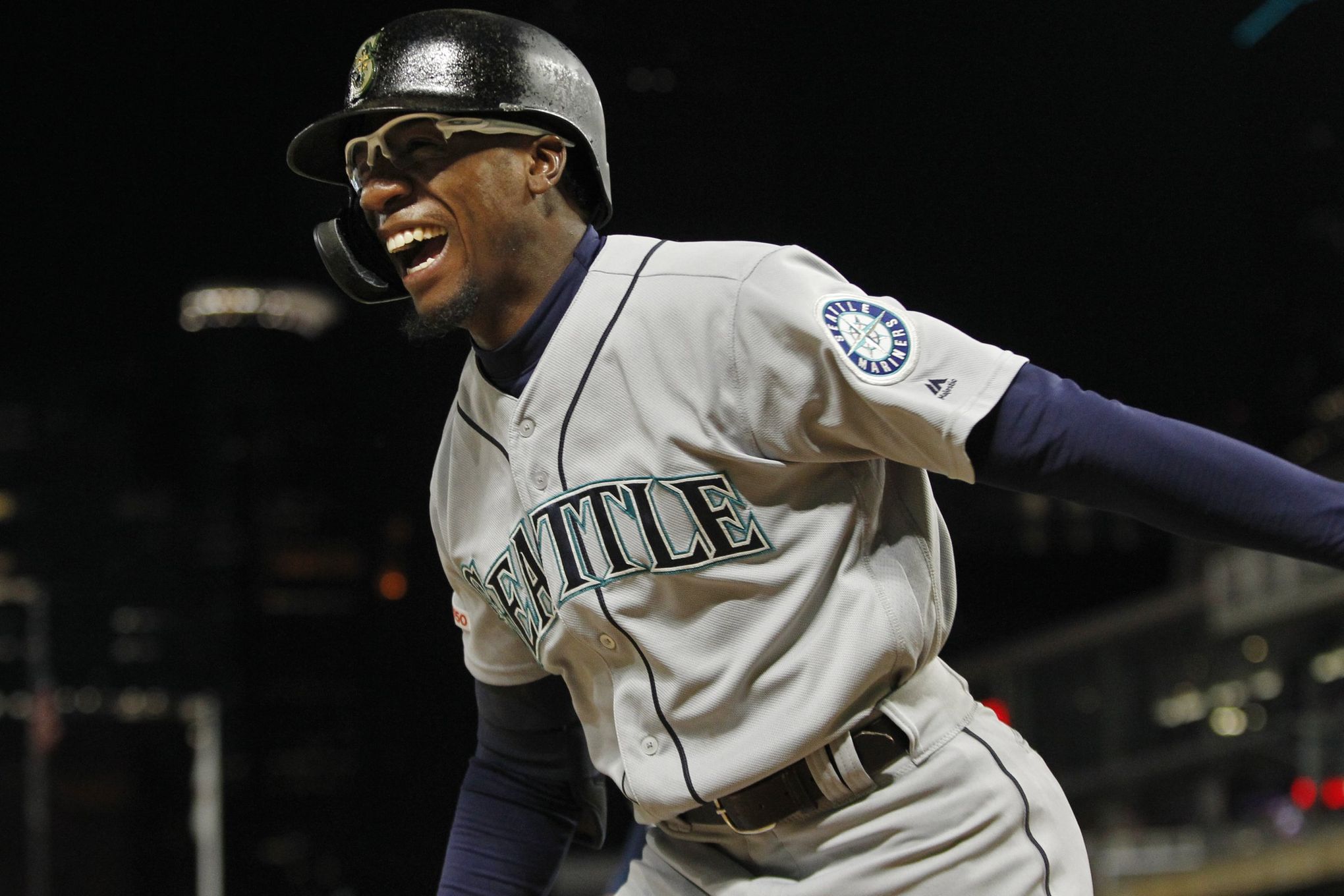 Lee, Mariners top Cubs for 6th straight win