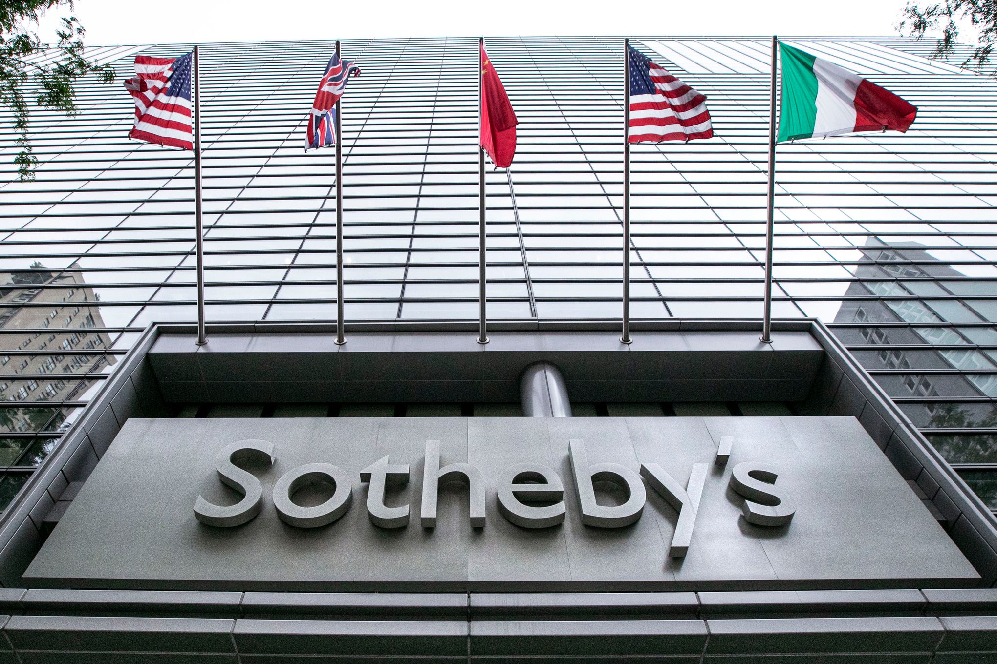 Drahi Refinances Sotheby's Storied London Mayfair Auction House - Bloomberg