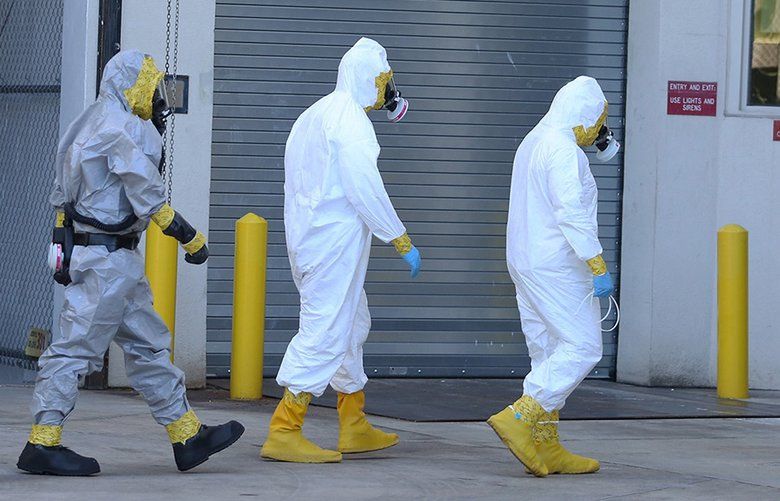 Un equipo para el control de sustancias peligrosas del Departamento de Bomberos del Condado Broward entra a la cárcel princilpal del Condado Broward el viernes 17 de octubre de 2014 en Fort Lauderdale, Florida, luego de que un interno alegara que tenía ébola. (Carline Jean/Sun Sentinel/MCT)  1365092S 1365092S