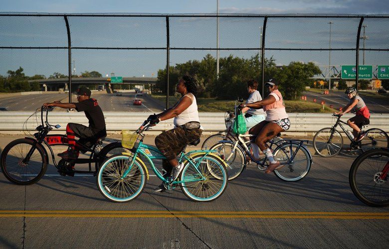 The weekly Slow Roll event where hundreds ride bikes through the neighborhoods of Detroit, Monday, July 22, 2019. (E. Jason Wambsgans/Chicago Tribune/TNS) 1375224 1375224