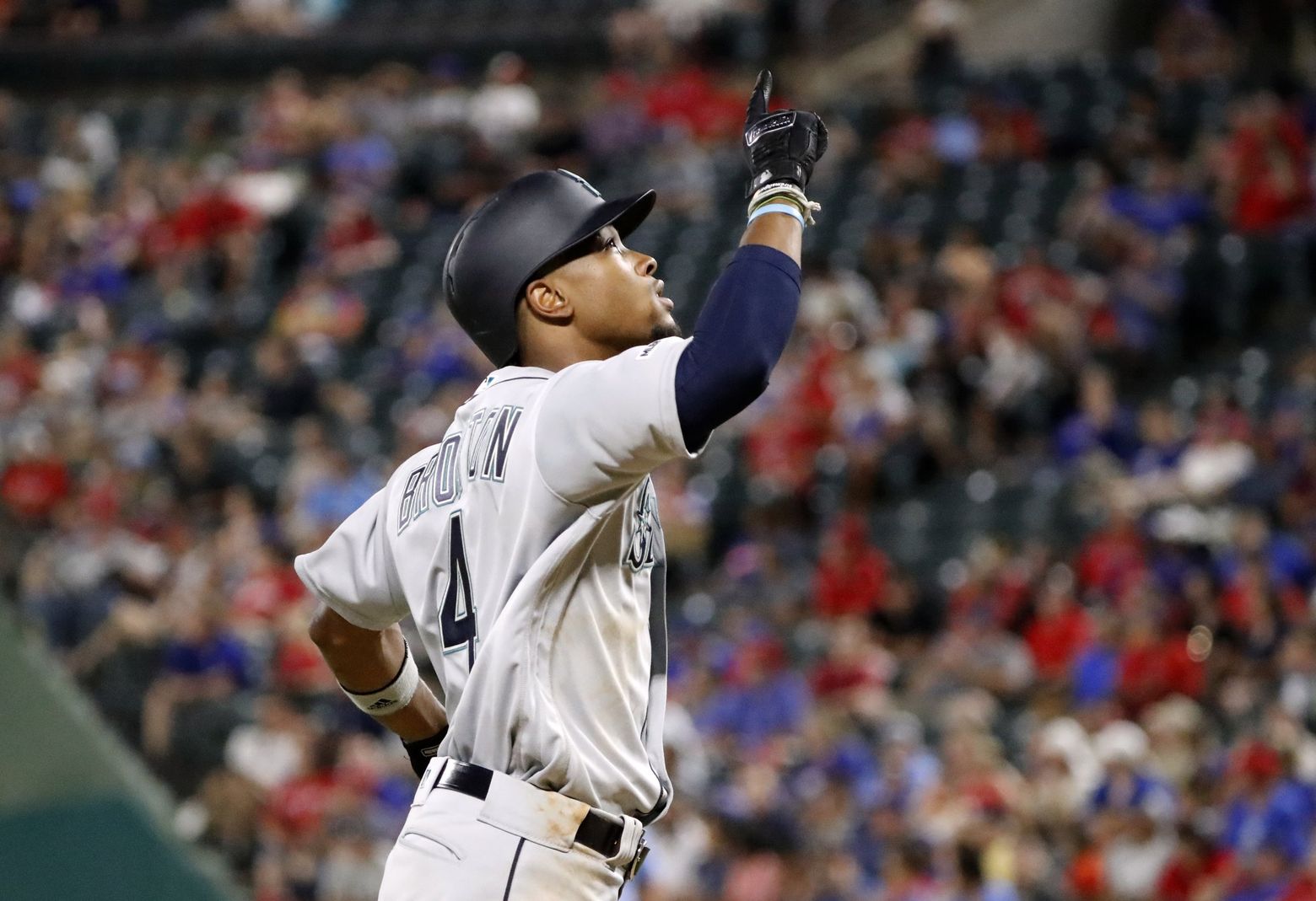 Mariners riding 7-game win-streak into tough series