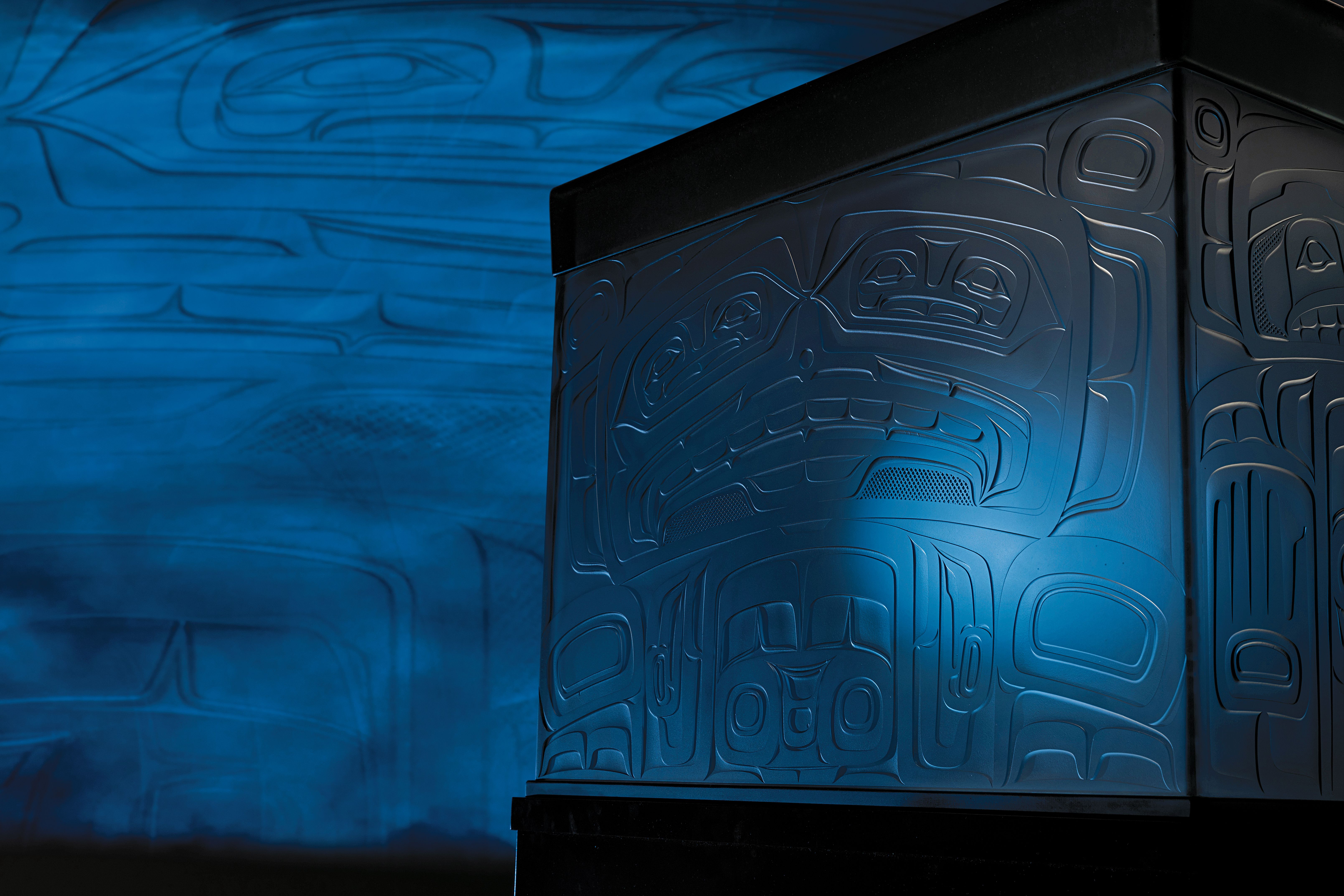 THE BOX OF DAYLIGHT: 北西海岸インディアンアート 洋書 An ancient tale told in glass: Preston Singletary's “Raven and the