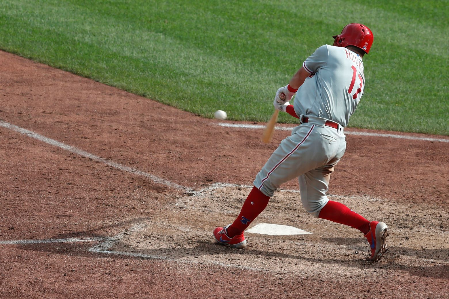 Hoskins breaks out of slump with 6 RBIs, Phillies top Giants