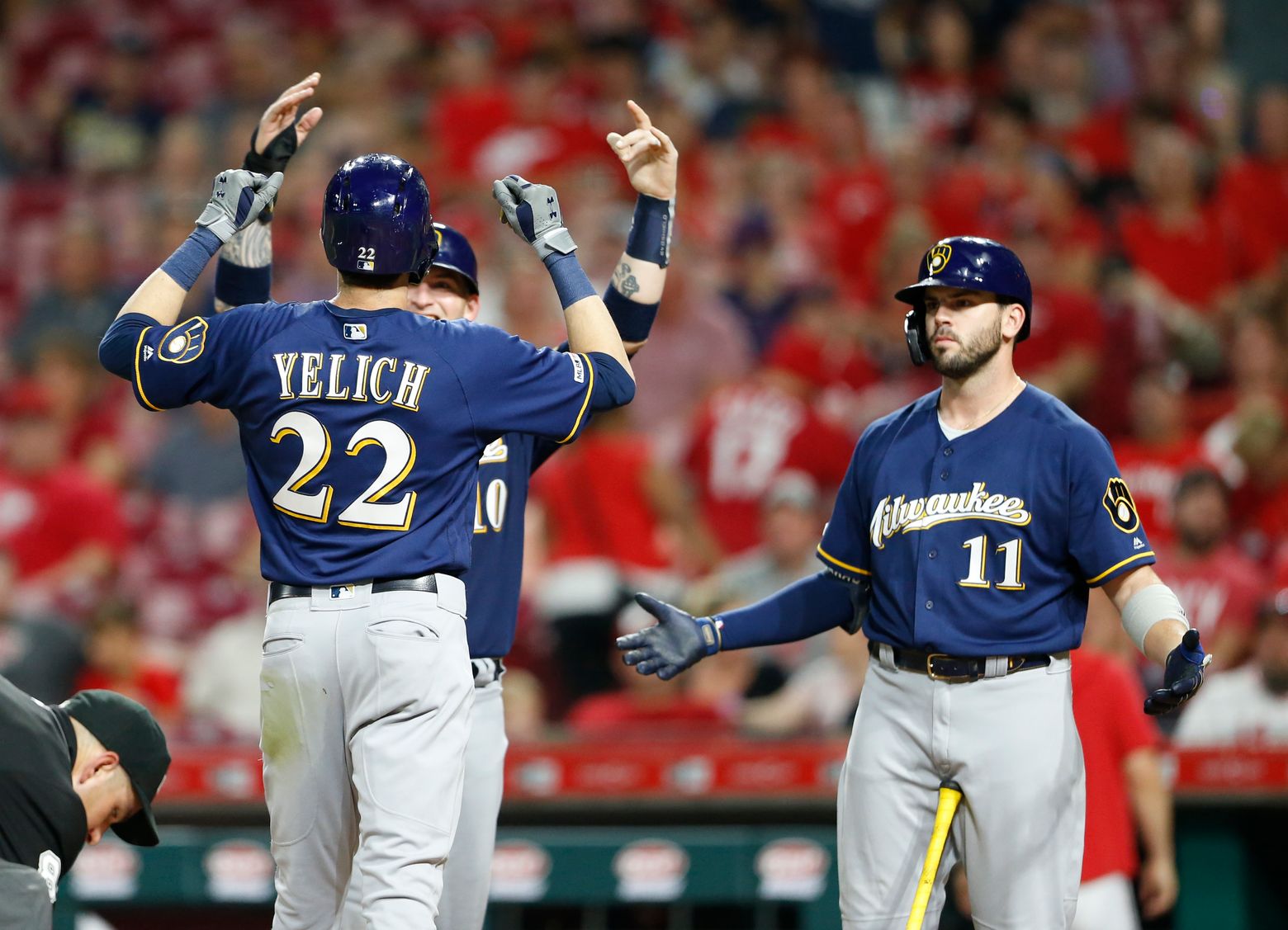 Brewers rally to beat Reds 4-3, open 2-game NL Central lead