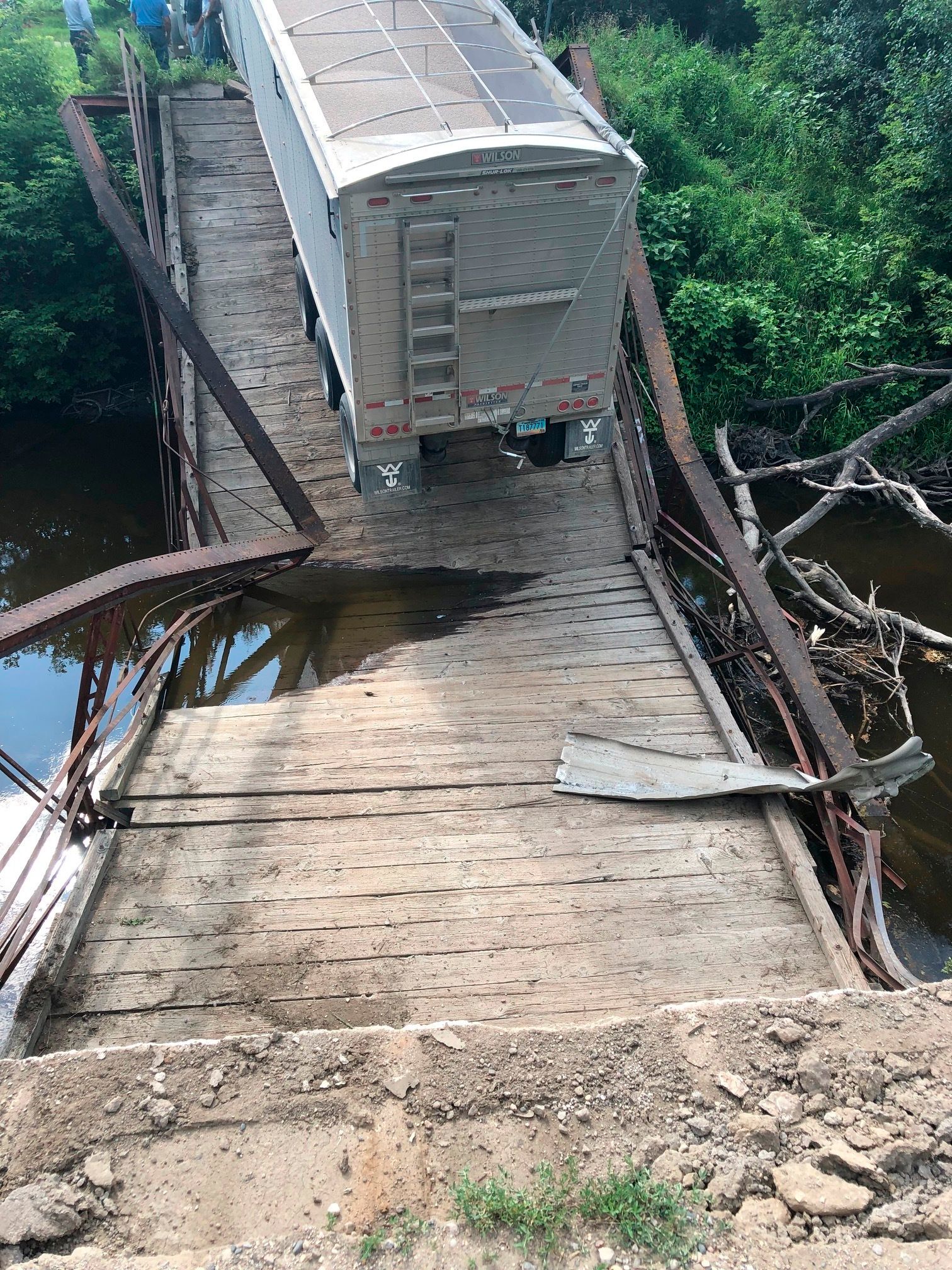 Truck causes 100-year-old bridge to collapse in North Dakota | The