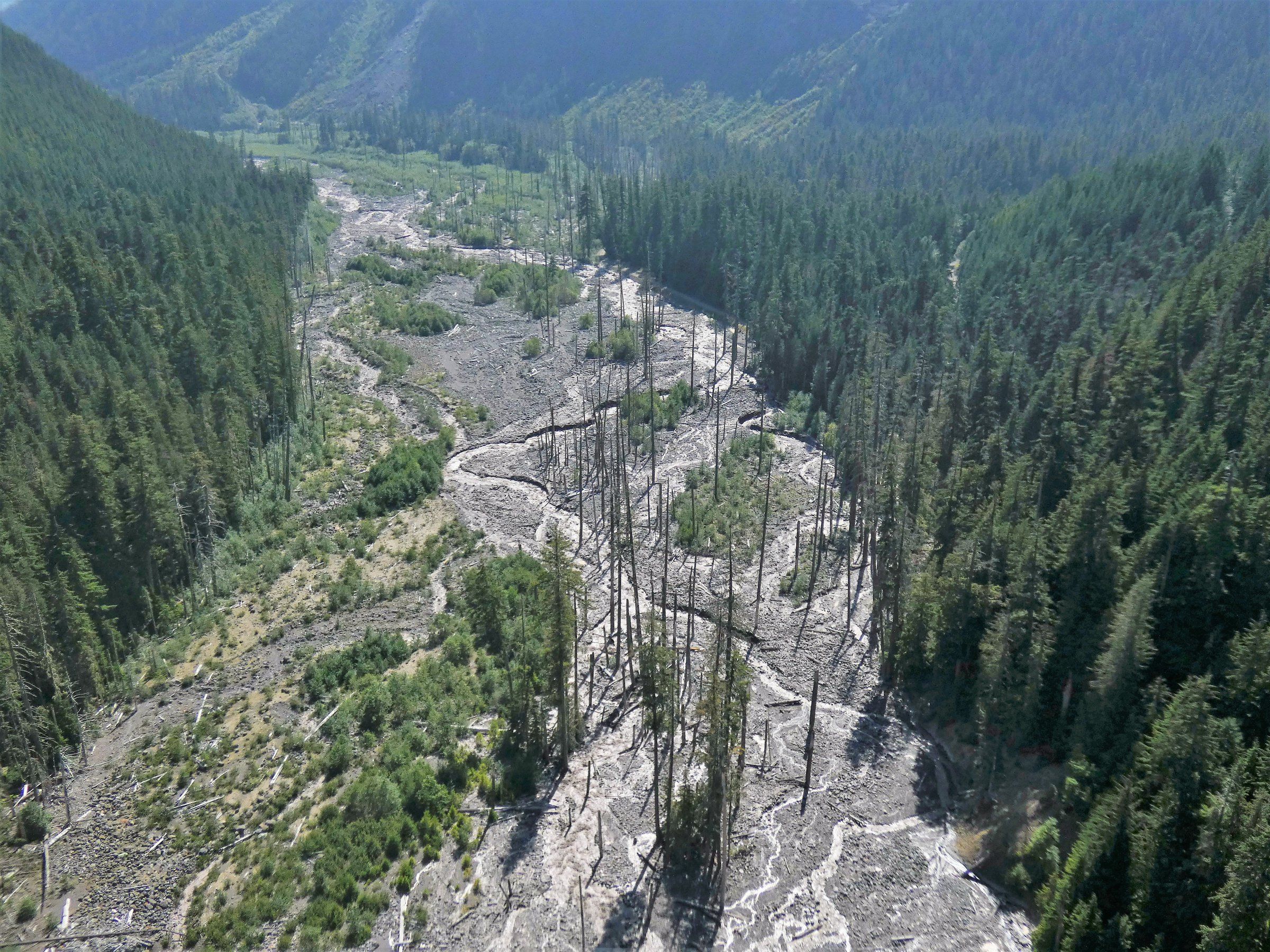 Massive boulders, floodwater rush down Mount Rainier after glacial