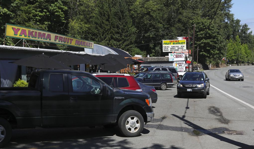 The parking area in front of the Yakima Fruit Market in Bothell. A proposal for a new bus lane would wipe out about half of the market’s parking. (Ken Lambert / The Seattle Times)