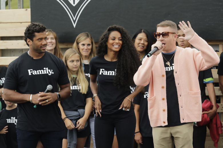 Russell Wilson and Ciara cheering on their Yankees family