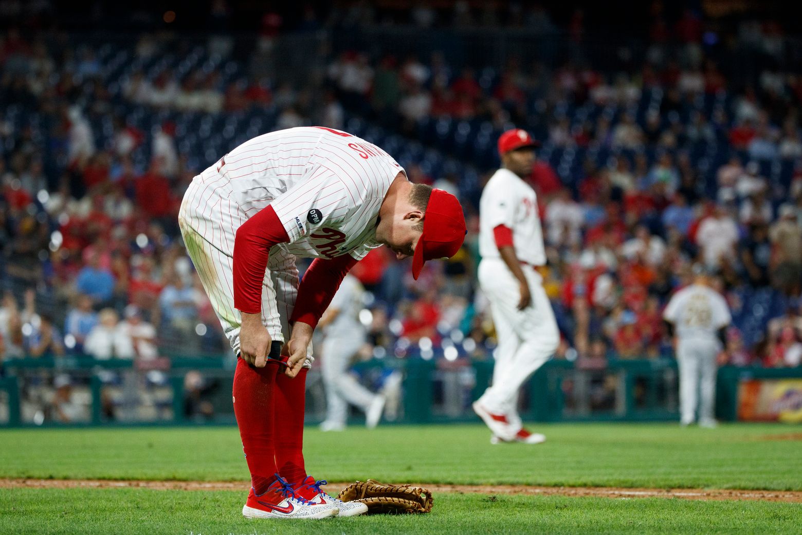 Rhys Hoskins 'appears badly injured' after getting carted off field at  Phillies game