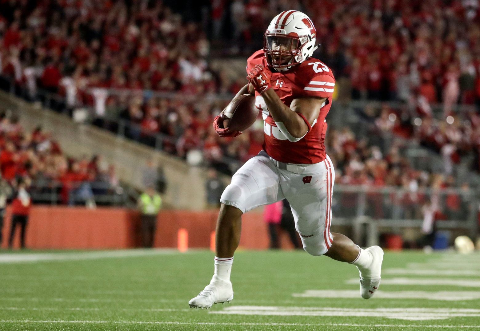 Running track sped up success for Badgers RB Jonathan Taylor