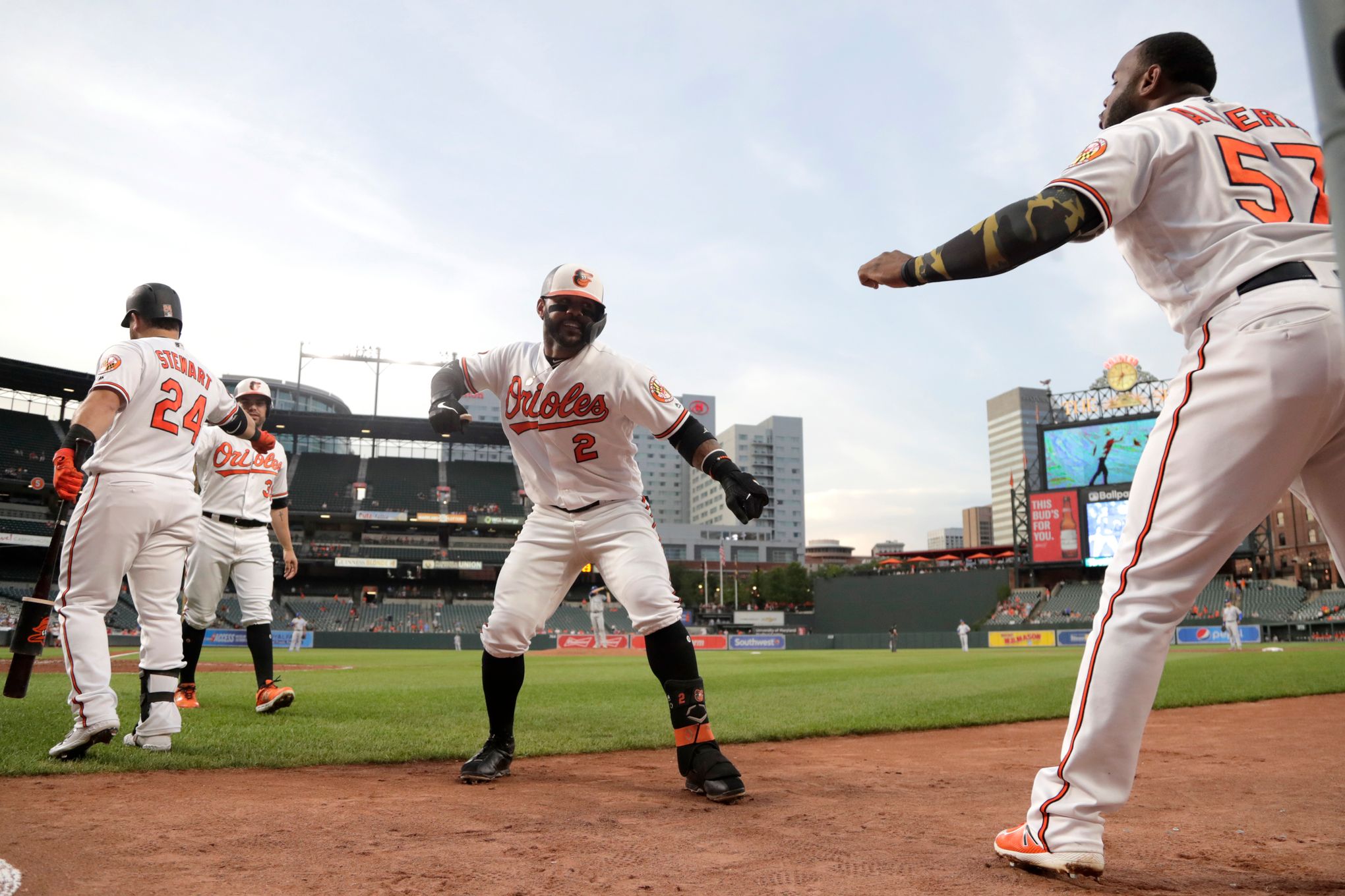 Cincinnati Reds blast four homers off Royals, leave Kansas City