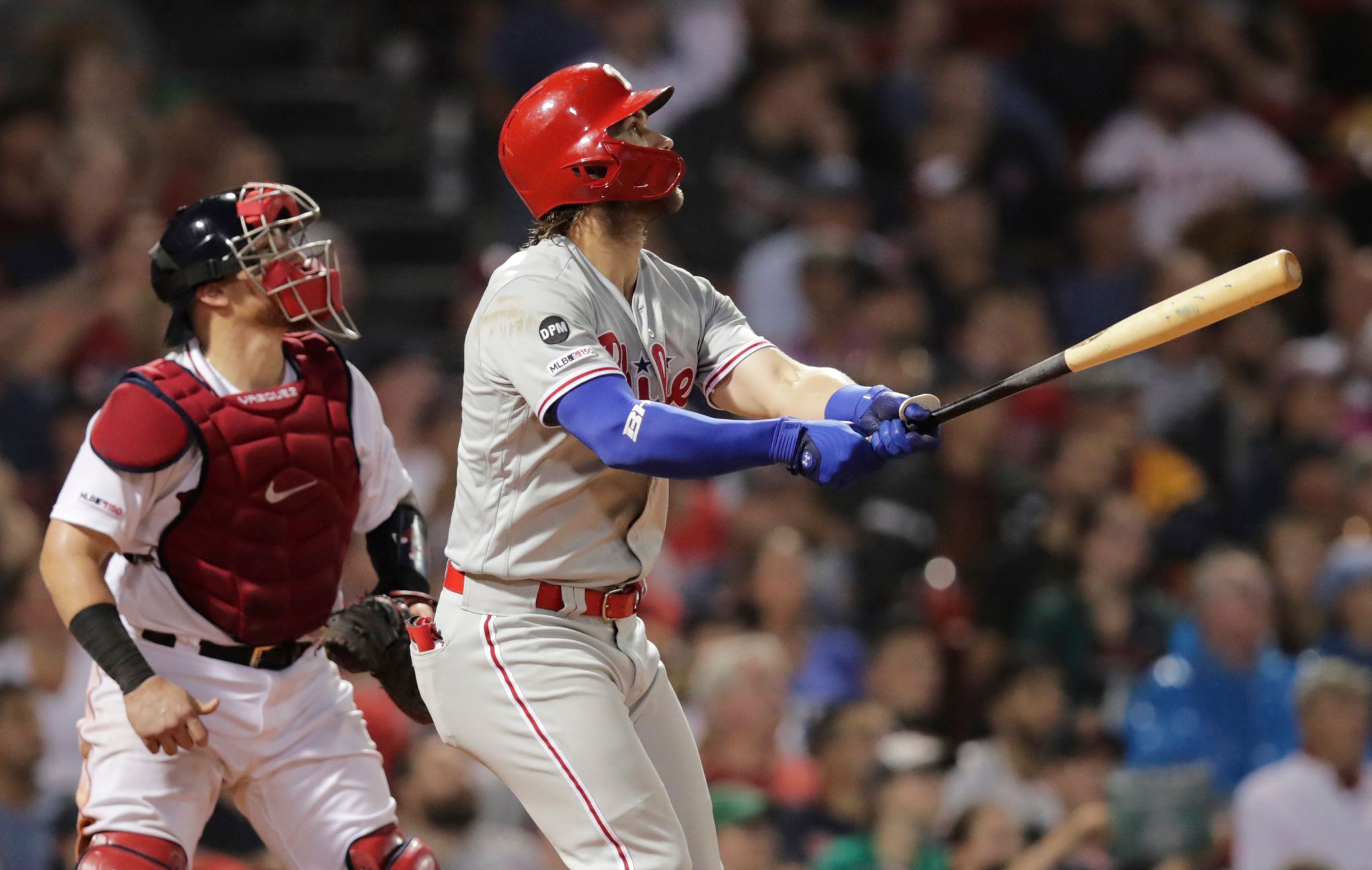 Rafael Devers' home run made for a hilarious photo of fans trying