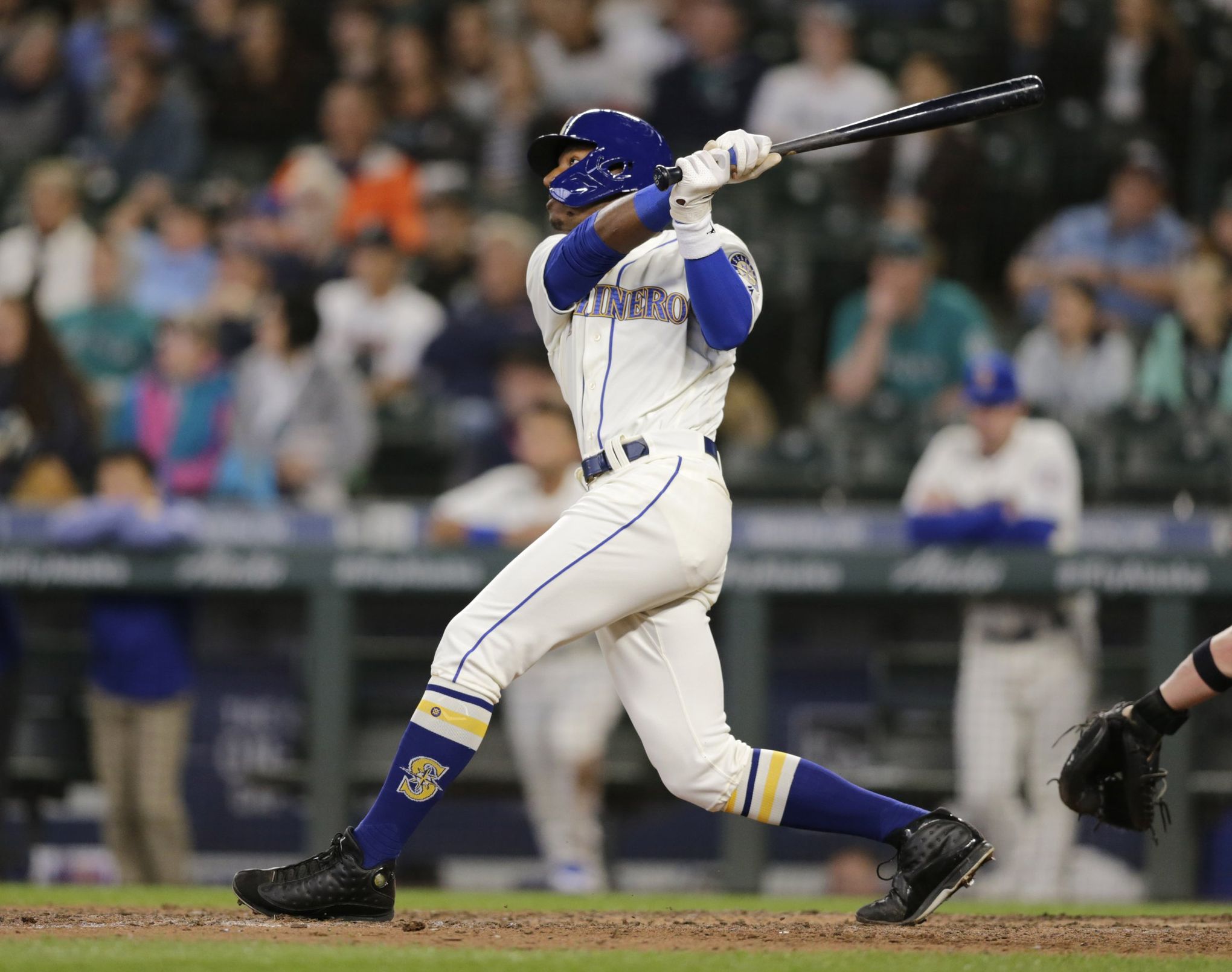 Kyle Lewis' sixth home run leads Mariners