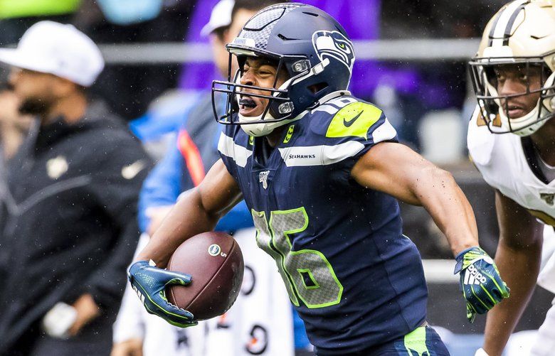 Seahawks star Lockett helps out at Bainbridge football practice