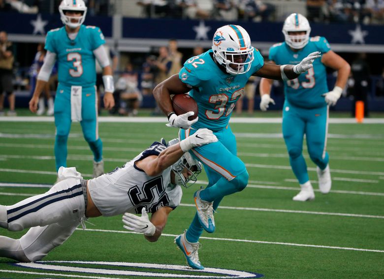 Rookie Michael Deiter Seamlessly Slides Into Left Tackle