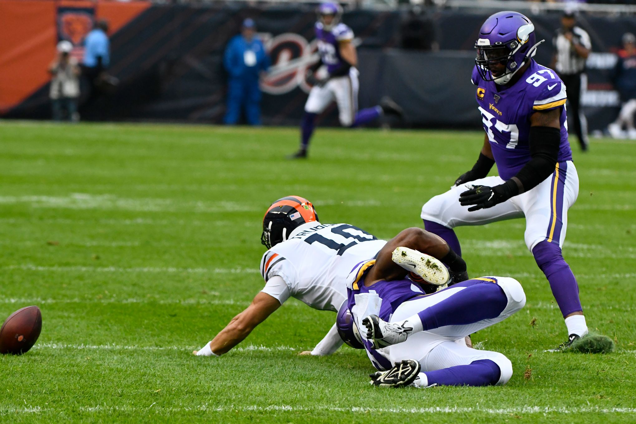 Cousins, Hicks lead way as Vikings knock out Fields, beat Bears 19
