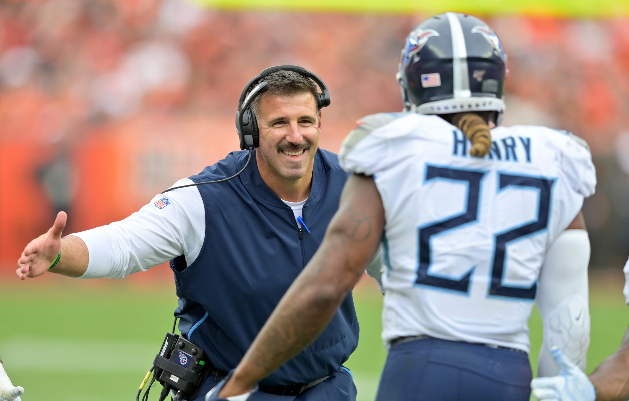 Derrick Henry congratulates one-handed running back who broke