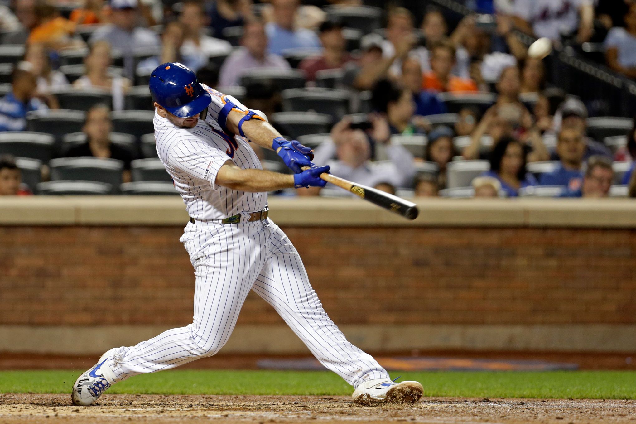 Pete Alonso of the New York Mets breaks MLB's rookie home run record