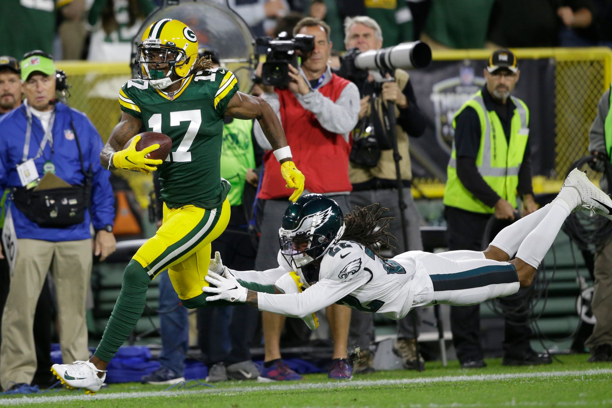 Packers' Davante Adams goes down in practice but returns to field