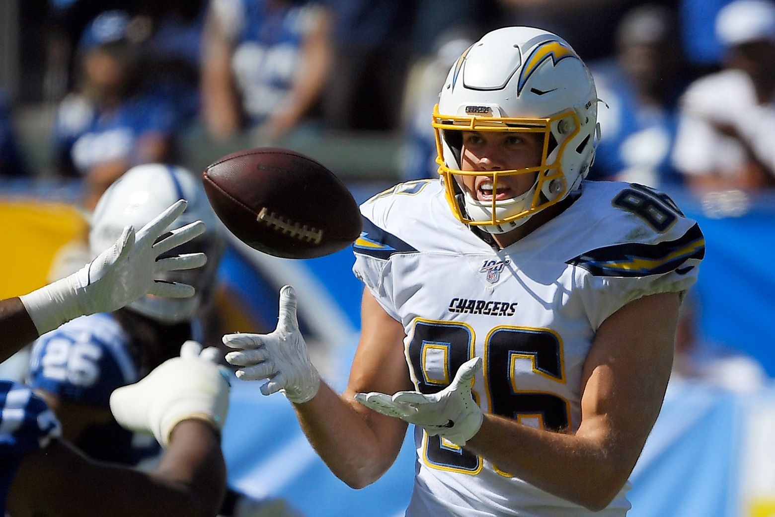 Chargers tight end Henry suffers knee injury in opener